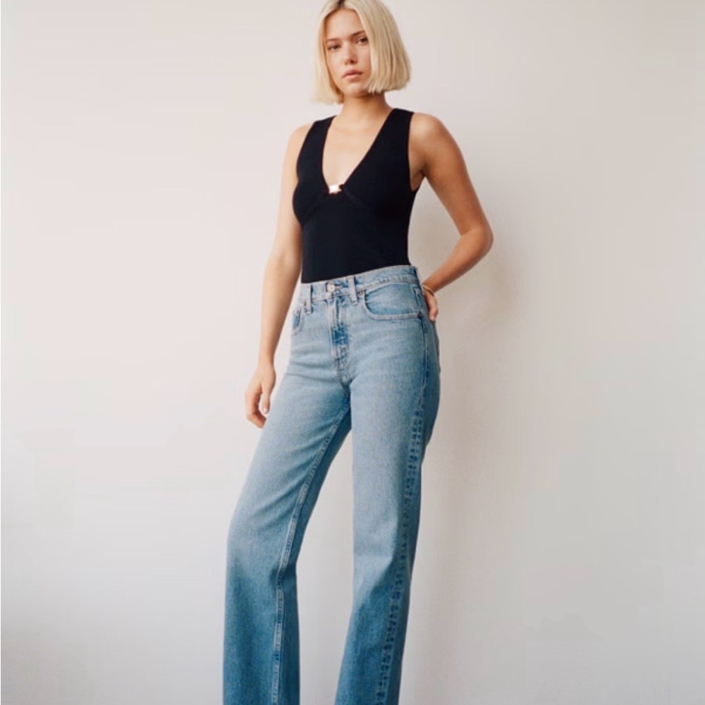 Abercrombie & Fitch high rise 90’s relaxed frayed hem jean